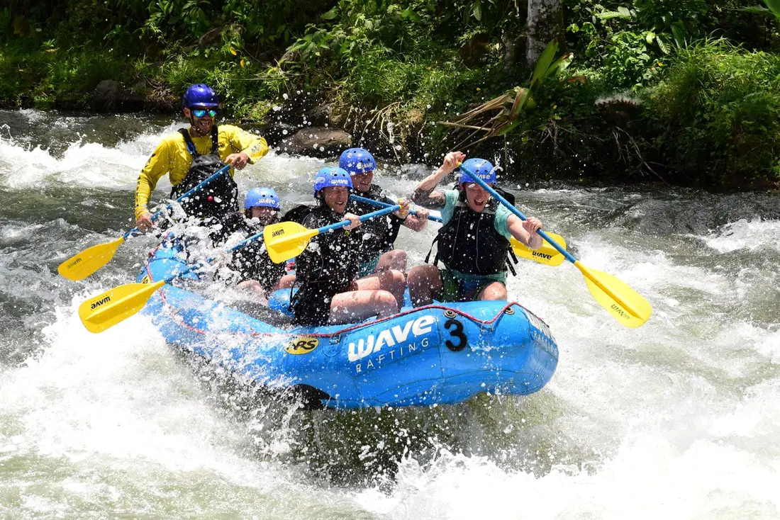 Grupo haciendo rafting en aguas bravas cerca de La Fortuna